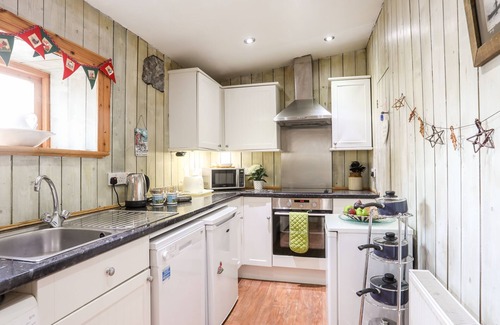 Llaneilian Casa | EAST POINT LYNAS LIGHTHOUSE KEEPER'S COTTAGE, pet friendly in Amlwch