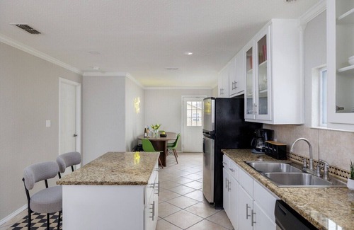 McKinley Heights Casa | East Side Charmer, King Bed, 3 BR, Close to UT