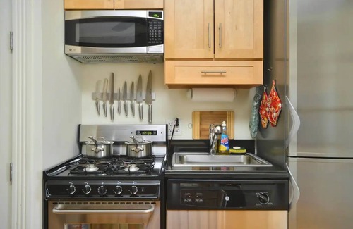 Nolita Apartamento | East Village Art Penthouse w/ Private Roof & Sauna