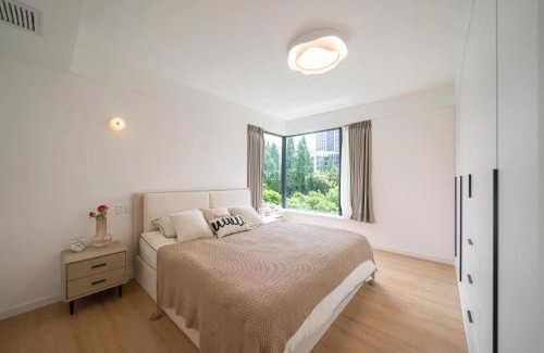 Xujiahui Apartamento | Eastern Hub - ZhongShan Park Branch Three Bedroom Bright French Windows, Open Kitchen in Downtown Area