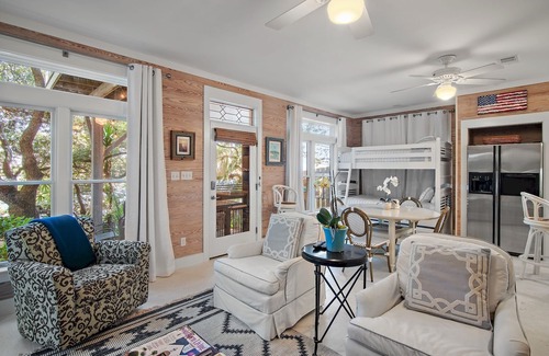 Seagrove Beach Casa | "Of Days Gone By": Cabaña de 2 dormitorios frente al lago