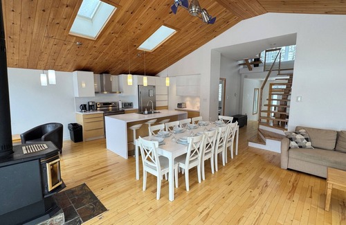 Eastman Cabaña | Eastern Townships waterfront with salt-in-ground spa, sauna, pool table and wifi
