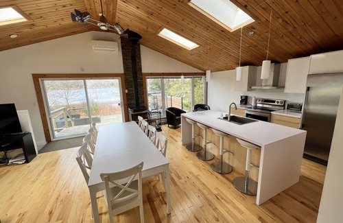 Eastman Cabaña | Eastern Townships waterfront with salt-in-ground spa, sauna, pool table and wifi