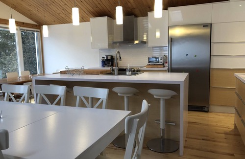 Eastman Cabaña | Eastern Townships waterfront with salt-in-ground spa, sauna, pool table and wifi