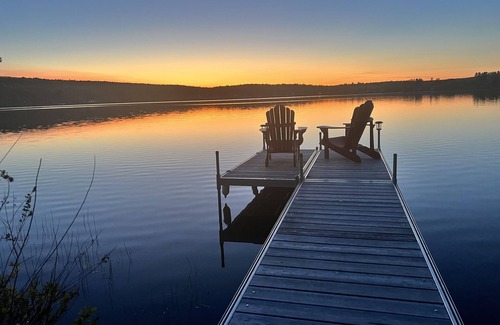 Eastman Cabaña | Eastern Townships waterfront with salt-in-ground spa, sauna, pool table and wifi