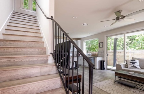 Govalle Casa | Eastside Escape *backyard games, Walk to Bars, Brews & Good Eats*