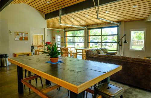 Bishop Casa | Eastside Guesthouse and Bivy