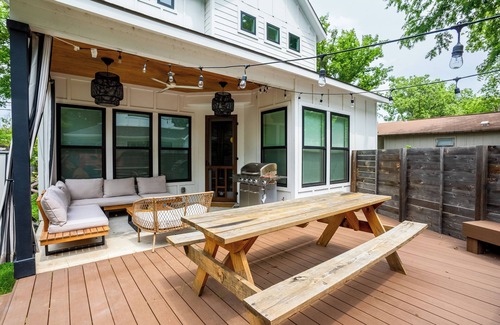 Govalle Casa | Eastside Two House Compound *Walk to Bars & Food*