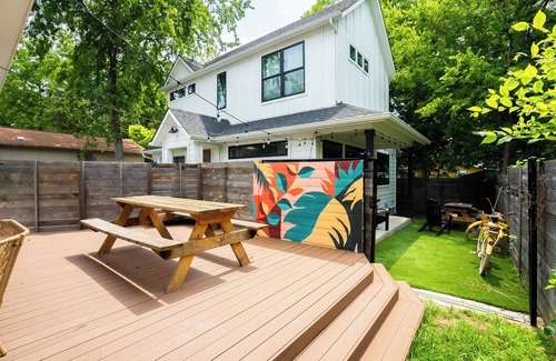 Govalle Casa | Eastside Two House Compound *Walk to Bars & Food*