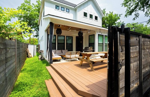 Govalle Casa | Eastside Two House Compound *Walk to Bars & Food*