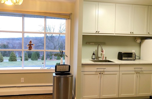 Readville Casa | Easy access! 1br, 5 min walk to T train, easy access to Highway