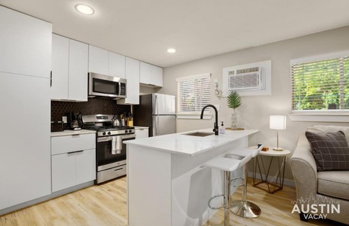 Austin Apartamento | Easy Access to UT Campus Shared Pool and Parking