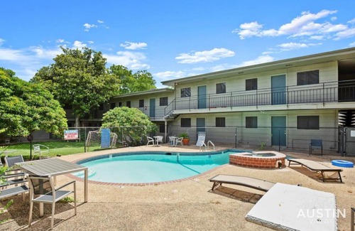 Austin Apartamento | Easy Access to UT Campus Shared Pool and Parking