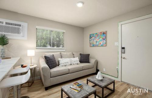 Austin Apartamento | Easy Access to UT Campus Shared Pool and Parking