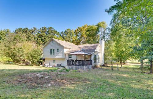Douglasville Casa | Easy I-20 Access to ATL Suburban Retreat with Yard