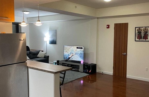 East Orange Apartamento | Easy NYC/EWR Access 5 min walk to Train Station 1 BD/bath 2 beds Sleeps 5