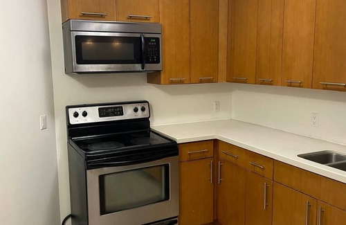 East Orange Apartamento | Easy NYC/EWR Access 5 min walk to Train Station 1 BD/bath 2 beds Sleeps 5