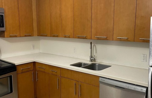 East Orange Apartamento | Easy NYC/EWR Access 5 min walk to Train Station 1 BD/bath 2 beds Sleeps 5