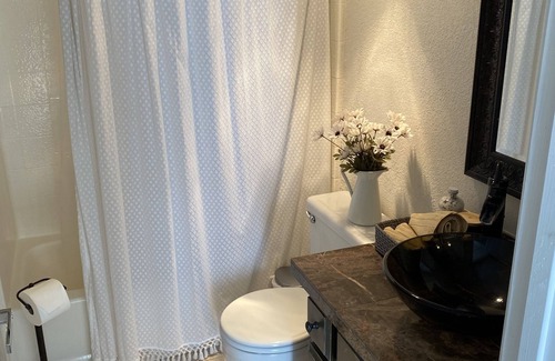 Laguna Niguel Condominio | Queen + baño privado en 2 dormitorios compartidos