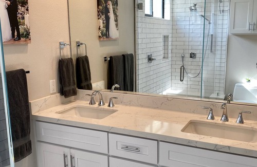 Laguna Niguel Condominio | Queen + baño privado en 2 dormitorios compartidos