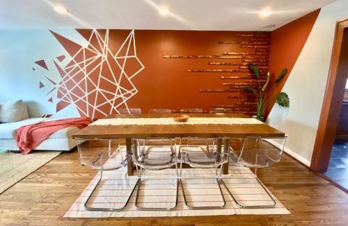 The Heights Apartamento | Easy PATH&Bus access- NYC| designer home + Deck.