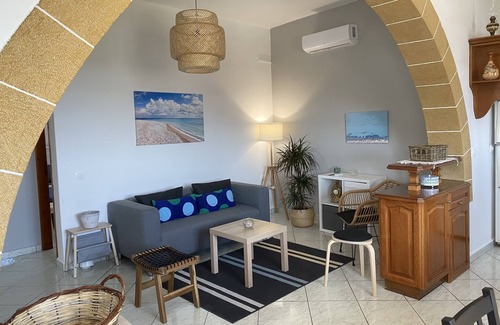 Kampos Casa | Easy to access and next to the two organized beaches of the island.