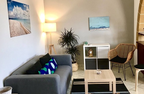 Kampos Casa | Easy to access and next to the two organized beaches of the island.