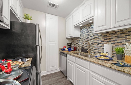 Arlington Apartamento | Easy walk to AT&T Stadium/Texas Live/Globe Life Field, Sleeps 12 Comfortably!
