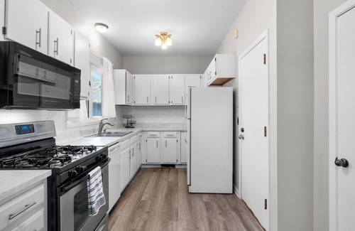 Whittier Casa | Eat Street Oasis with a luxury patio & fiber internet
