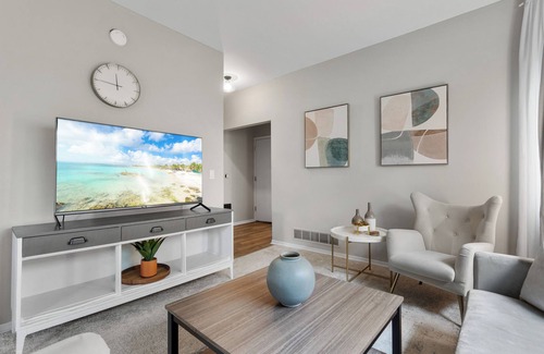 Whittier Casa | Eat Street Oasis with a luxury patio & fiber internet