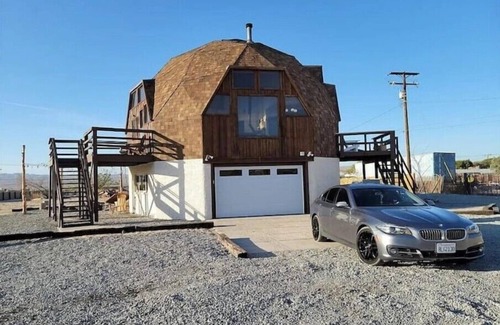 Barstow Casa | Eccentric Brown Bear Dome