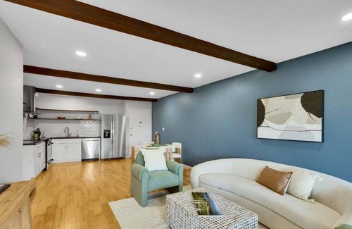 Downtown Los Angeles Condominio | Echo Lake view condo - newly renovated - centrally located