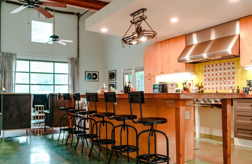 South Congress Casa | Eclectic 4-bdrm house centrally located to F1 & Downtown w Heated Pool, Hot tub
