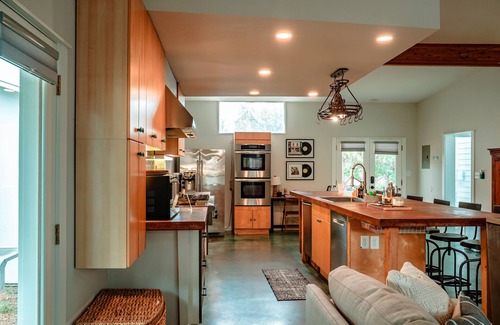 South Congress Casa | Eclectic 4-bdrm house centrally located to F1 & Downtown w Heated Pool, Hot tub