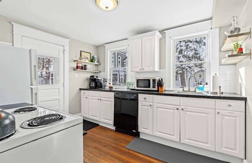 Royal Oak Casa | Eclectic Bungalow in the Heart of Royal Oak