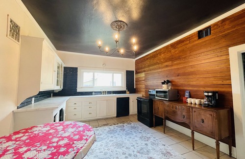Carlton Casa | Eclectic cottage, steps from downtown