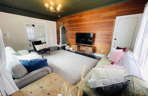 Carlton Casa | Eclectic cottage, steps from downtown