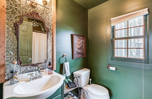 Glencliff Cabaña | Eclectic Nashville Cottage ~ 5 Mi to Downtown!