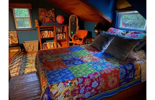 Historic Huguenot Street Casa | Eclectic one-bedroom house