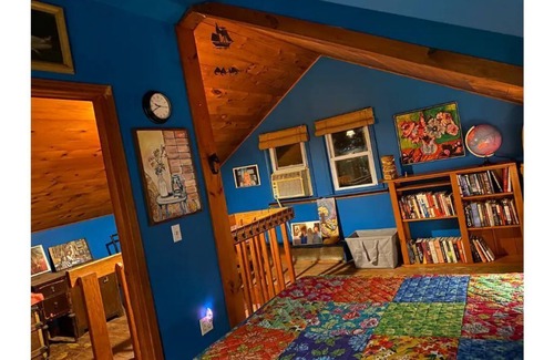 Historic Huguenot Street Casa | Eclectic one-bedroom house