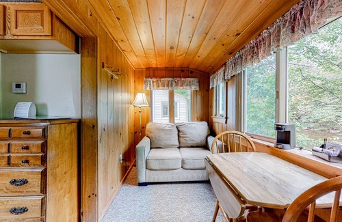 Lincoln Cabina | Eclectic Studio Cabin w/ Kitchenette, Free WiFi, Riverfront Location & More
