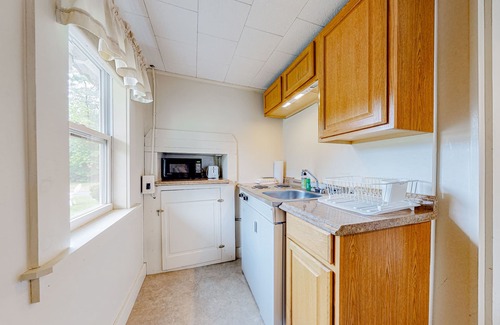 Lincoln Cabina | Eclectic Studio Cabin w/ Kitchenette, Free WiFi, Riverfront Location & More