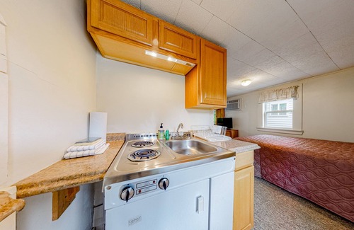 Lincoln Cabina | Eclectic Studio Cabin w/ Kitchenette, Free WiFi, Riverfront Location & More