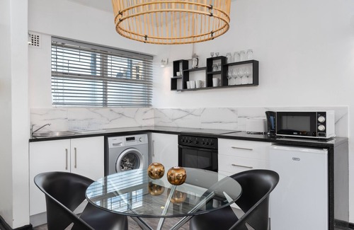 Green Point Apartamento | Eclectic Studio | Walk to Green Point's Best Cafes