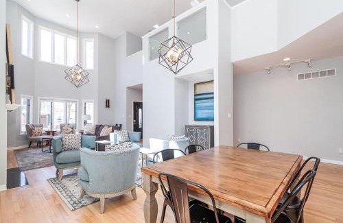 Lower East Side Apartamento | Eclectic Stylish and Cozy Milwaukee Home