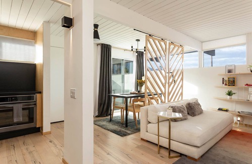 Twin Palms Condominio | Condominio actualizado ecléctico en complejo de mediados de siglo