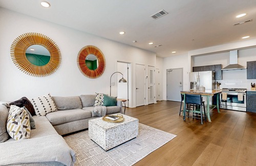 Edgehill Condominio | Eco-Friendly Condo with Shared Seasonal Pool, Balcony, and Free WiFi