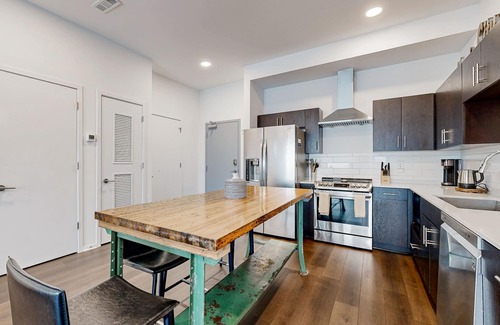 Edgehill Condominio | Eco-Friendly Condo with Shared Seasonal Pool, Balcony, and Free WiFi