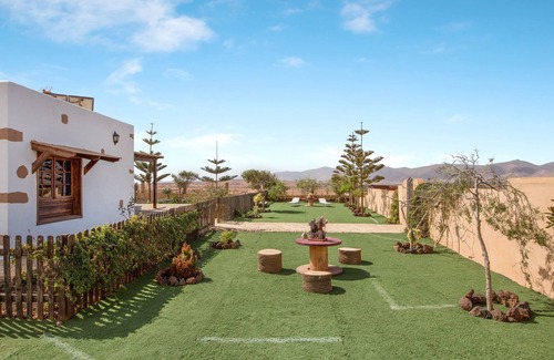 La Ampuyenta Villa | Casa rural ecológica "Laura" con terraza, vistas a la montaña y Wi-Fi