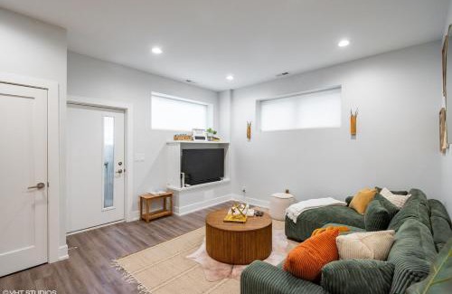 Woodlawn Apartamento | Eco Stay by UChicago, Lakefront & Hyde Park!